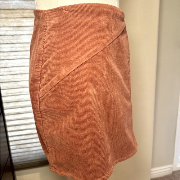 Juniors' SO® Corduroy High-Rise Wrap Mini Skirt, Size 5 in Cinnamon Coffee. - Picture 4 of 6